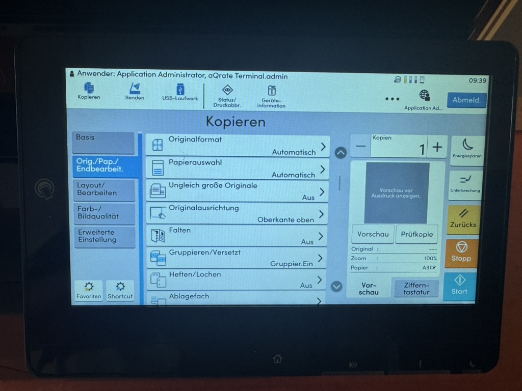 Touchscreen im Menü Kopieren, Registerkarte Orig./Pap./Endbearbeitung mit Originalformat, Papierauswahl, Gruppieren/Versetzt und Heften/Lochen