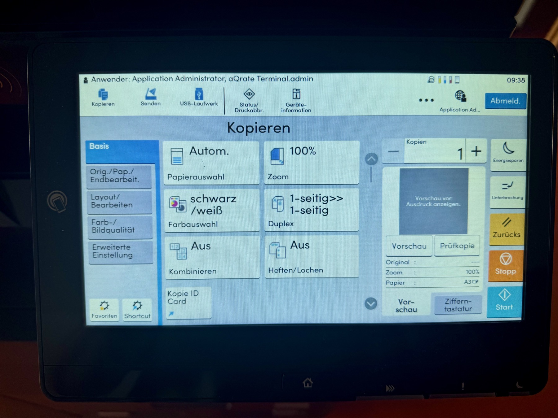 Touchscreen im Menü Kopieren, Registerkarte Basis mit Papierauswahl, Zoom, Farbauswahl, Duplex, Kombinieren und Heften/Lochen