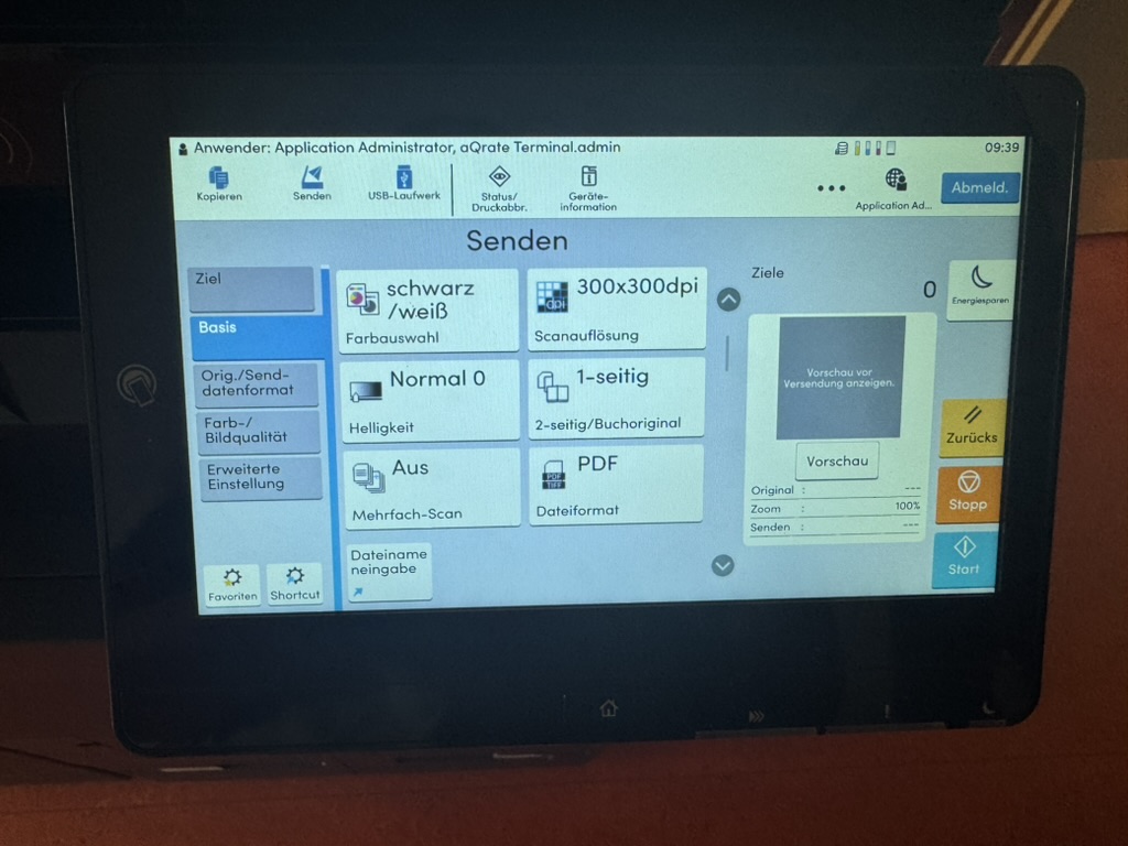 Touchscreen im Menü Senden, Registerkarte Basis mit Farbauswahl schwarz/weiß, Scanauflösung 300x300 dpi, Helligkeit, 1-seitig und Dateiformat PDF
