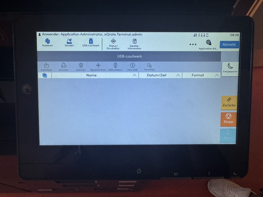 Touchscreen im Menü USB-Laufwerk mit den Schaltflächen DateiSpei, Drucken, Löschen, NeuerOrdner, USB entfern. und Vorschau