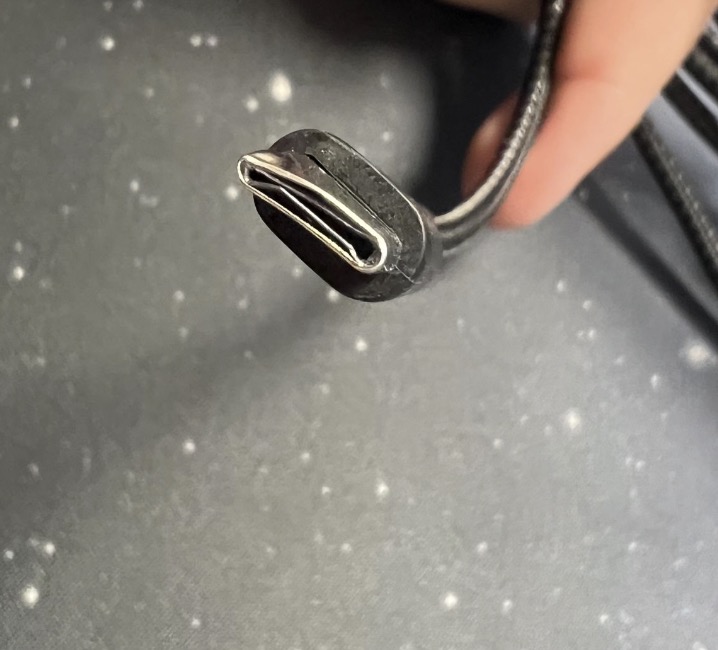 USB-C-Stecker mit verbogenem Steckergehäuse
