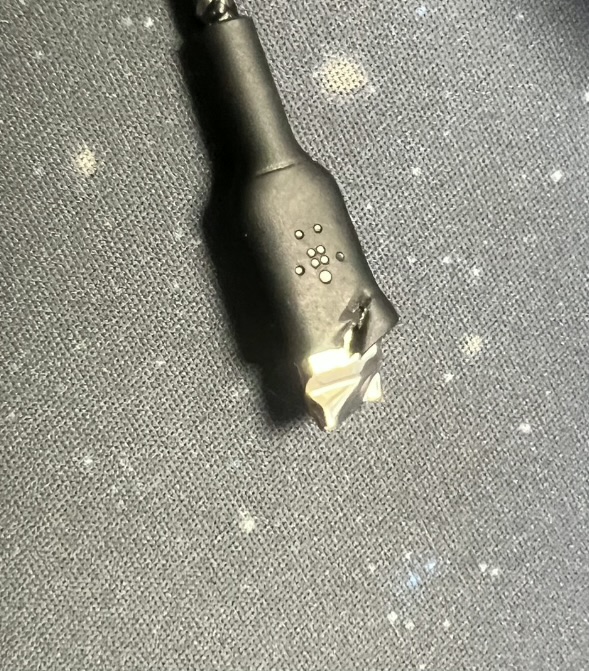 Stark zerdrückter, unbrauchbarer USB-C-Stecker
