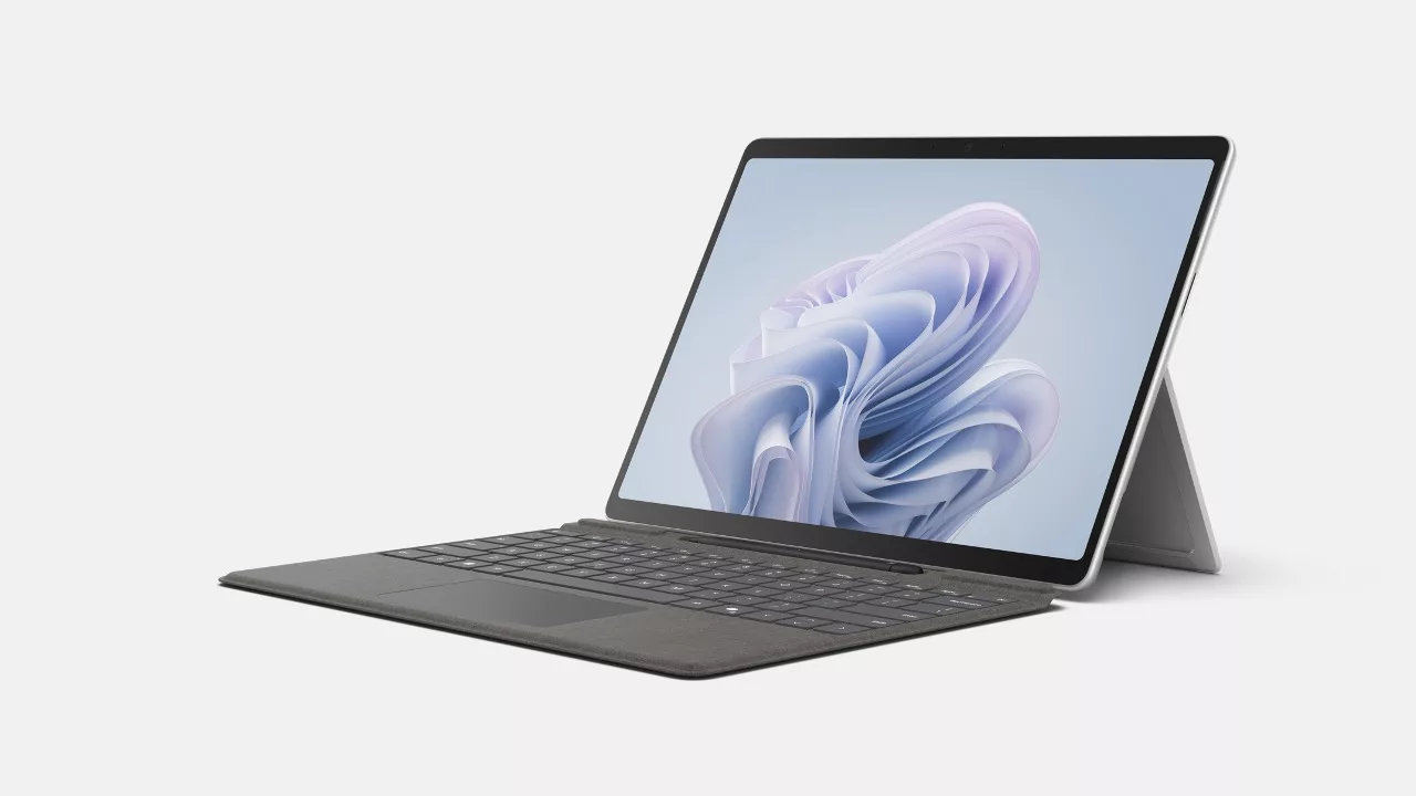Microsoft Surface Pro 10 mit ausgeklapptem Kickstand und angedockter Tastatur (Type Cover)